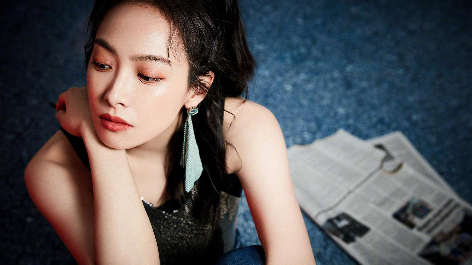 印度乒乓球队在男团比赛中与中国队激战，表现出色。，印度乒乓美女