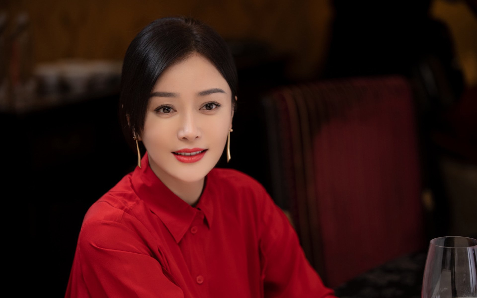体育主场气氛热烈，球迷支持强劲，分析竞技体育主场优势的表现形式及成因
